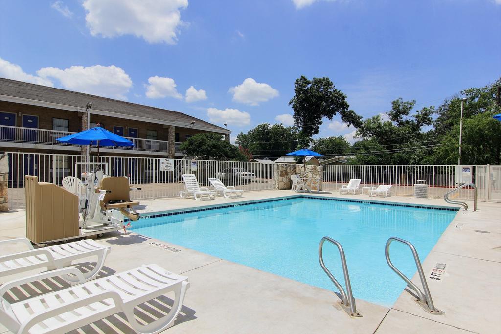 Motel 6 Austin, Tx - Central Downtown Ut Экстерьер фото