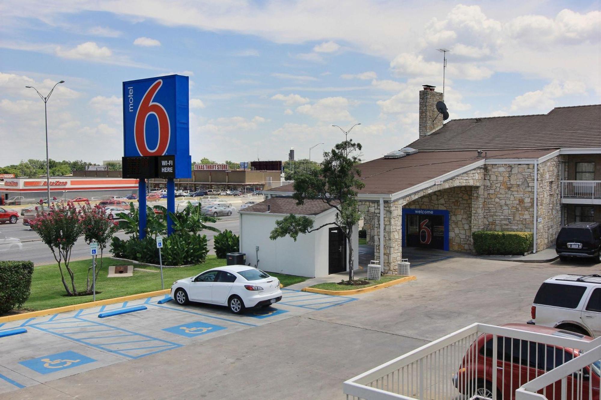 Motel 6 Austin, Tx - Central Downtown Ut Экстерьер фото