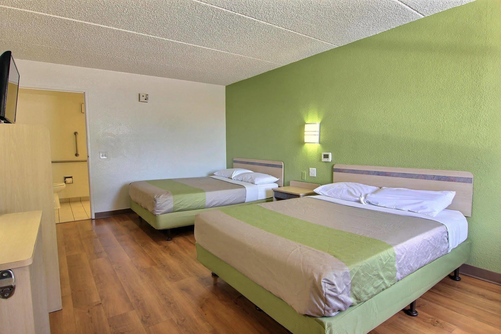 Motel 6 Austin, Tx - Central Downtown Ut Экстерьер фото