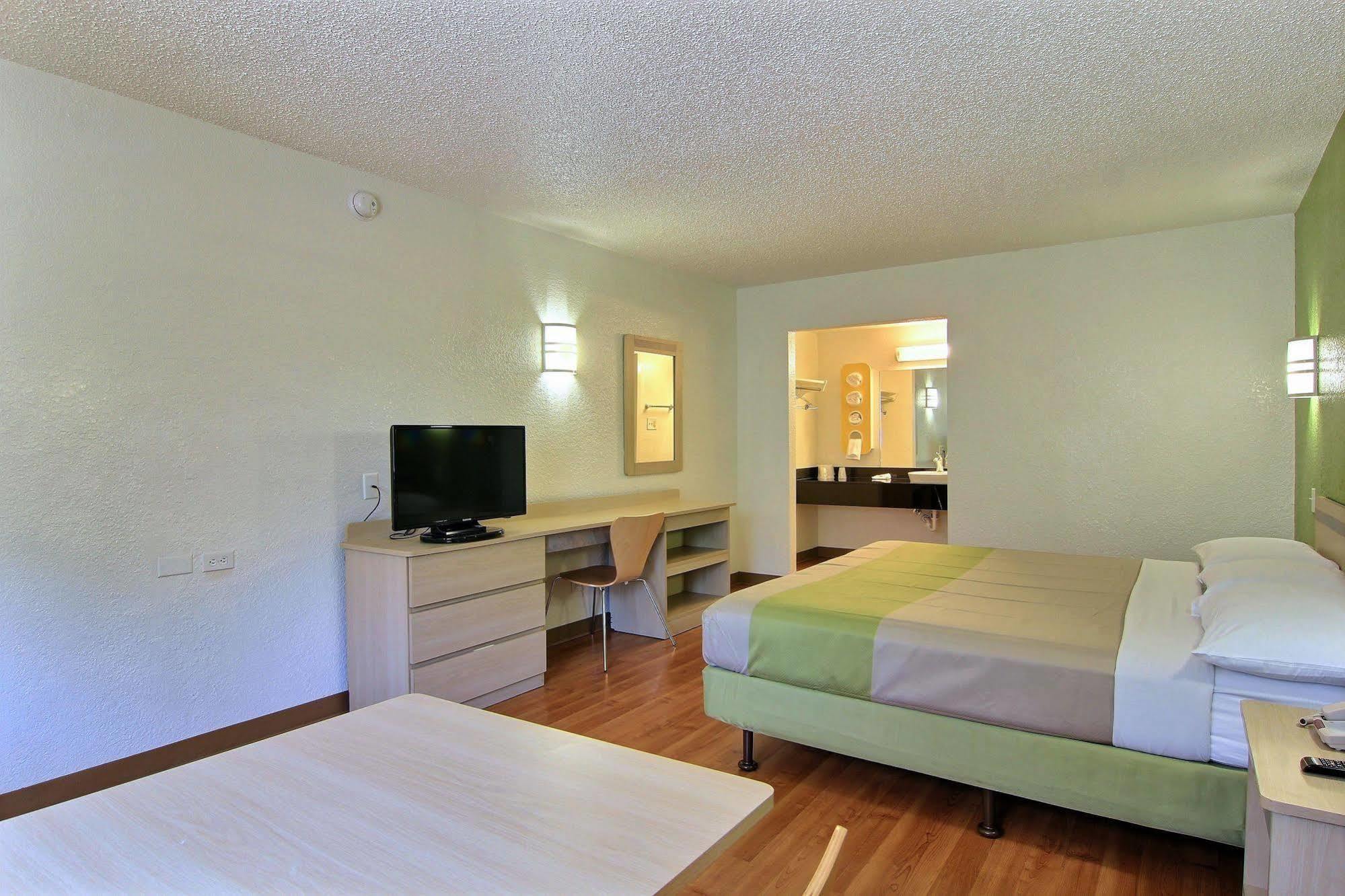 Motel 6 Austin, Tx - Central Downtown Ut Экстерьер фото